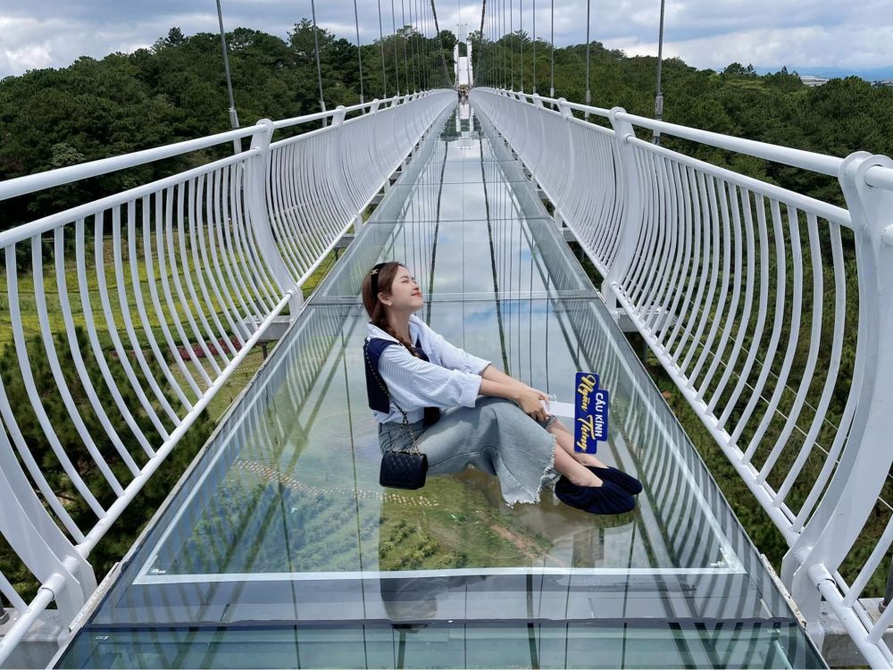 Đặt ch&acirc;n l&ecirc;n cầu k&iacute;nh, bạn sẽ cảm thấy hồi hộp, phấn kh&iacute;ch